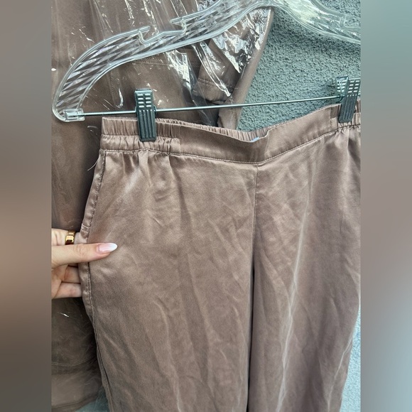 ❌SOLD❌Lunya Washable Silk Tee Pant Set in Otium Tan - Picture 9 of 9
